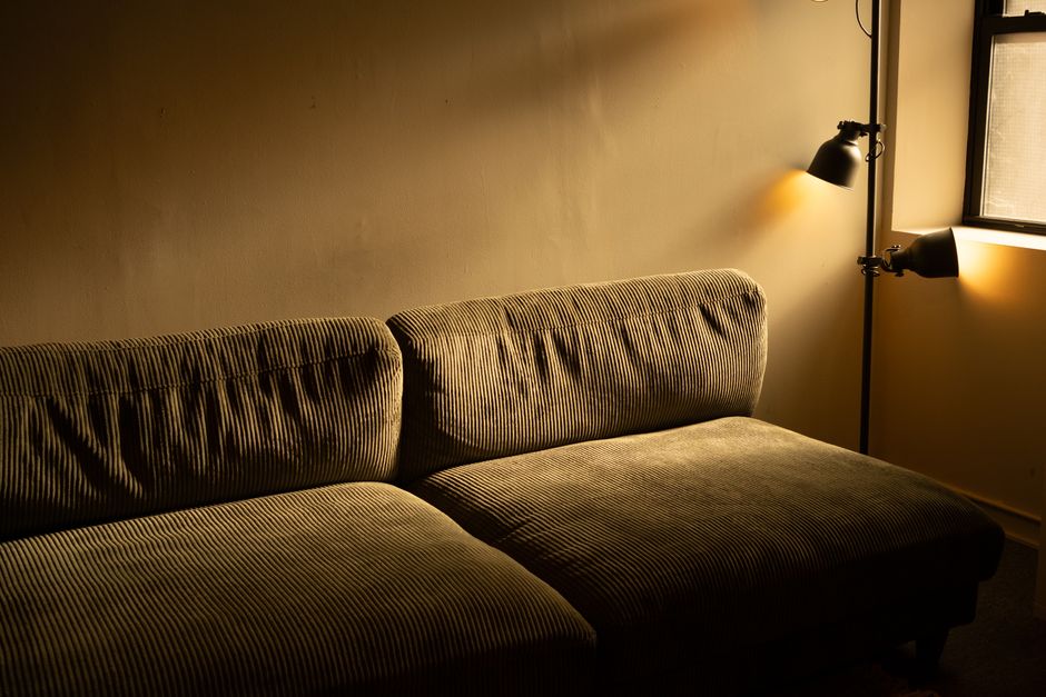 Verschiedene stilvolle Wohn- und Esszimmerlampen in einem modernen Interieur, ideal für stimmungsvolle Beleuchtung.